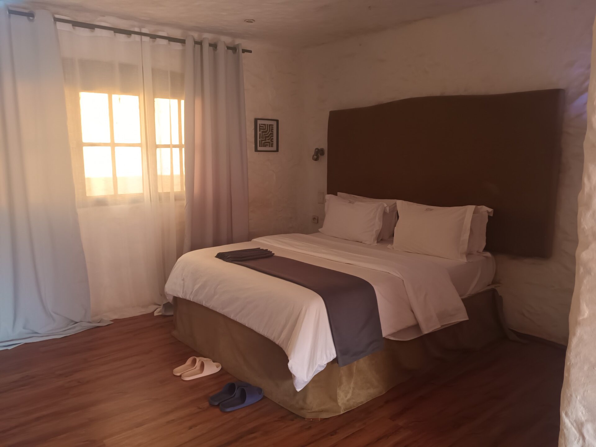 Grand lit préparé dans une chambre